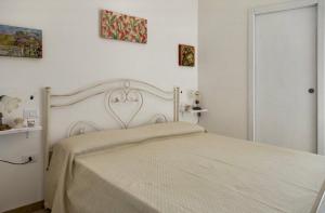 A bed or beds in a room at Camere a sud est