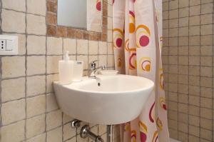 A bathroom at Camere a sud est