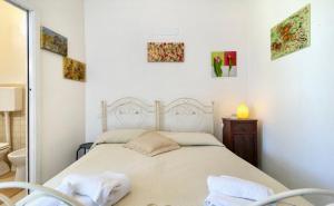 A bed or beds in a room at Camere a sud est