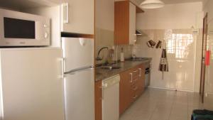 una cucina con frigorifero e lavello di Peniche Waves a Peniche