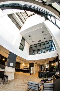 an office lobby with a large open ceiling at Naalt Hotel Joinville in Joinville