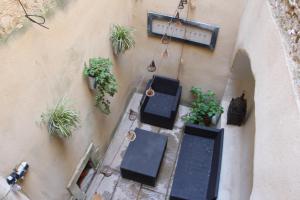 una vista aérea de mesas y macetas en una pared en Maison Anila en Barjac