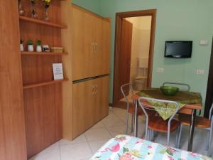Kuchyň nebo kuchyňský kout v ubytování LAGO DI COMO LAKE APARTMENT CASA VACANZe