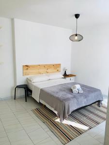 - une chambre avec un grand lit et une table dans l'établissement Estudio 1 en el centro de Pontevedra, à Pontevedra