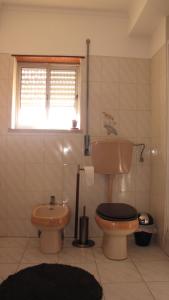 un bagno con un water e un lavandino di Peniche Waves a Peniche Altre 16 foto