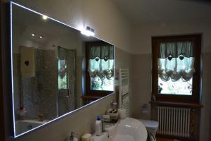 bagno con lavandino e specchio di Lo Pallier de Ré ad Aymavilles