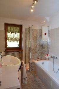 een badkamer met een bad en een douche bij Lo Pallier de Ré in Aymavilles