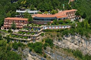 eine Luftansicht eines Gebäudes auf einem Berg in der Unterkunft Hotel Le Balze - Aktiv & Wellness in Tremosine sul Garda