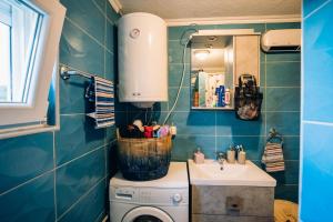 Un baño con lavabo y lavadora. en Meadow Cabin, en Žabljak 19 fotos más