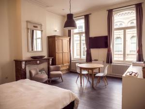 Giường trong phòng chung tại Maison Willem Tell
