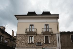 budynek z dwoma balkonami na górze w obiekcie APPARTAMENTI IN RESIDENCE SENTIERI NELLA ROCCIA w mieście Piaggine