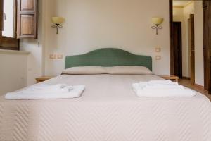 sypialnia z łóżkiem z dwoma ręcznikami w obiekcie APPARTAMENTI IN RESIDENCE SENTIERI NELLA ROCCIA w mieście Piaggine