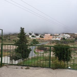 d'un balcon offrant une vue sur la ville. dans l'établissement منزل ريفي بناء حجري, à Al Assan