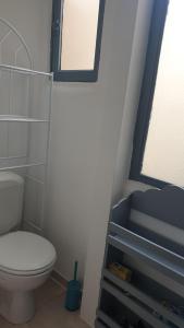 La salle de bains est pourvue de toilettes et d'une fenêtre. dans l'établissement The Bachelor Backpacker Spot, à Bruxelles