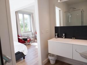 Koupelna v ubytování Maison Willem Tell + 35 fotografií