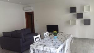 un soggiorno con tavolo e divano di Appartamento Mare Pital a Marina di Massa