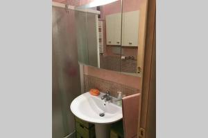 a bathroom with a sink and a mirror at Casa Joy a 700 m a piedi dalla spiaggia in Porto dʼAscoli