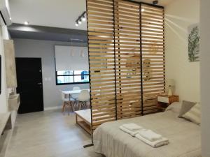 1 dormitorio con 1 cama con 2 toallas en Departamento céntrico en Planta baja en San Miguel de Tucumán
