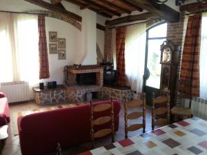 uma sala de estar com lareira e um sofá vermelho em Staffolino em Siena
