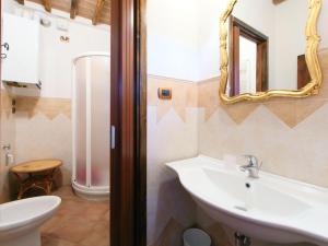 uma casa de banho com um lavatório e um espelho em Staffolino em Siena