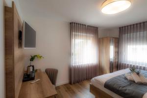 - une chambre avec un lit et une table en bois dans l'établissement Mato One Zimmervermietung, à Arnsberg