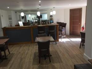 een restaurant met tafels en stoelen en een bar bij The Marlborough Hotel in Liverpool