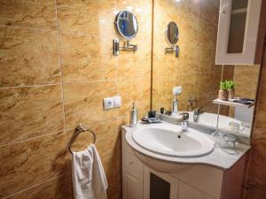 A bathroom at Chalet in La Omañuela near Ski Resort