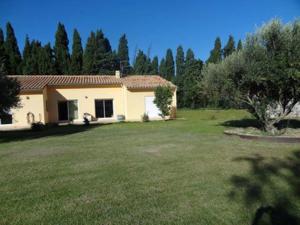 une petite maison dans une cour avec une grande sidx dans l'établissement La Casa Nert, à Millas