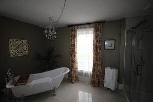 Bilik mandi di Maplehurst Manor Bed and Breakfast