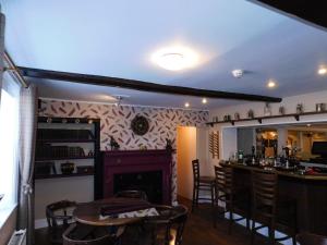 ein Esszimmer mit einem Tisch und einer Bar in der Unterkunft The Nags Head in Norwich