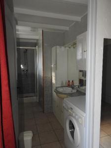 y baño con lavadora y lavamanos. en La Charmatière, en Haute-Rivoire