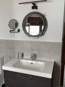 un baño con lavabo y espejo en No 17 Competa, en Cómpeta 21 fotos más