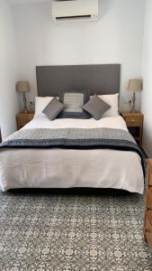 Un dormitorio con una cama grande con dos mesitas de noche. en No 17 Competa, en Cómpeta