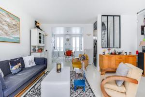 een woonkamer met een bank en een tafel bij Sumptuous house with patio in Parijs