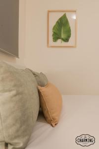 マドリードにあるCharming Santa Isabelの枕(ベッドの上に座る枕、壁に葉が掛かる枕)