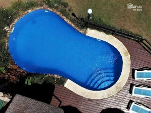 an overhead view of a large blue swimming pool at Bungalows Punta Colorada in Piriápolis