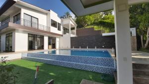 - une piscine en face d'une maison dans l'établissement CASA EL MIRADOR, à Anapoima