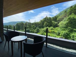 Ein allgemeiner Bergblick oder ein Berglick von des Ryokans aus