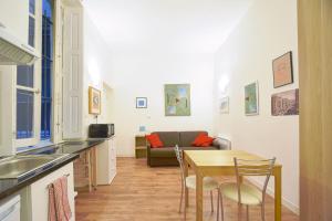 cocina y sala de estar con mesa y sofá en Quiet Studio In The Center Of Lyon, en Lyon