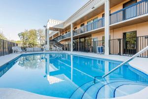 Bazén v ubytování SureStay Hotel by Best Western Fort Pierce nebo v jeho okolí