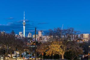 a city skyline with the cn tower in the background at Franklin38 in Auckland