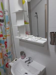 een badkamer met een wastafel en een spiegel bij DORIN COLINA MAREI in Sinaia