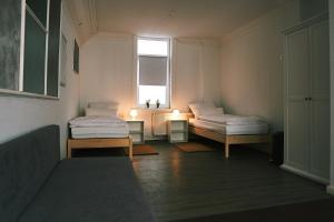 Zimmer mit 2 Betten und einem Fenster in der Unterkunft Pension Burglesum Bremen in Bremen