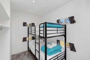 מיטה או מיטות קומותיים בחדר ב-Moana Beach Tourist Park