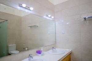 Koupelna v ubytování Arhimser Villa-superb 4 bedroom beachfront for 8 in Ranna, Tangalle, BB, pool, free pick up for 7 night stays arriving together, serviced, taxes included