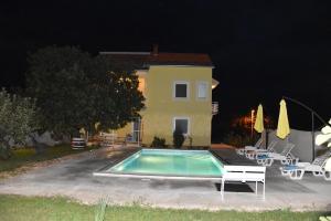 Bazén v ubytování Villa Kutija nebo v jeho okolí
