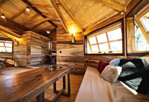 Habitación de madera con banco en una cabaña en Cabañas Rurales Los Barrancos, en Villalba de la Sierra