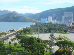 Blick auf eine Stadt mit Strand und Meer in der Unterkunft MENTO HOTEL QUY NHƠN in Quy Nhon