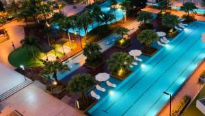 - une vue sur la piscine la nuit dans l'établissement Timurbay Seaview Suite by Guns Studio, à Kuantan