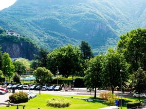 un estacionamiento con autos estacionados frente a una montaña en Roma Ariston 7, en Bolzano